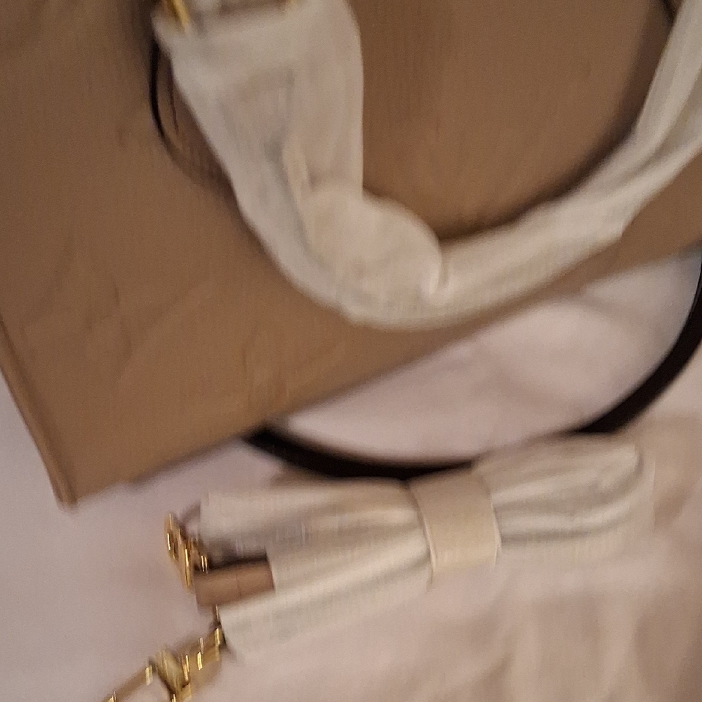 Source Unknown Elegant Tan Handbag With Gold Tone Hardware And Crossbody Strap - Picture 8 of 15
